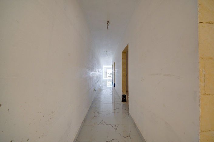 Image No.12-3 Bed Property for sale