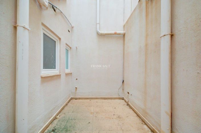 Image No.19-3 Bed Property for sale