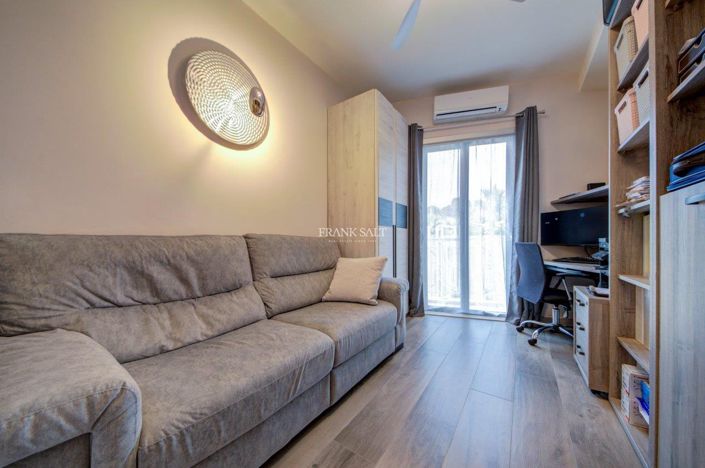 Image No.10-2 Bed Property for sale