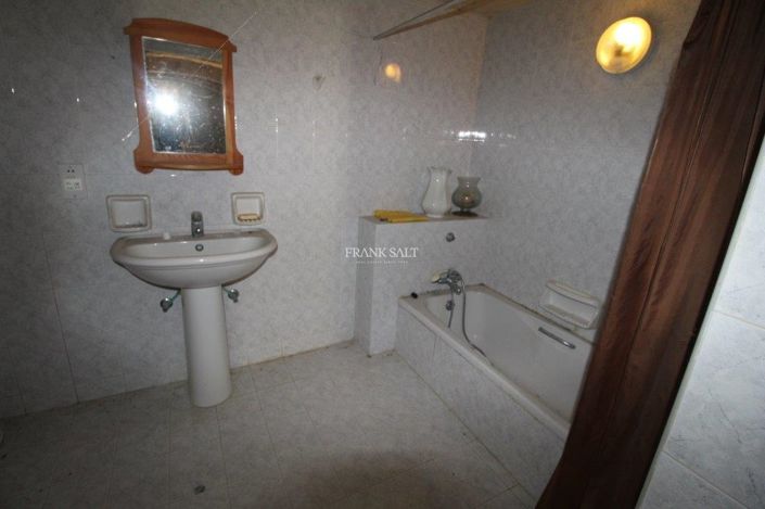 Image No.12-3 Bed Property for sale