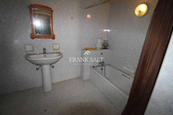 Image No.12-3 Bed Farmhouse for sale