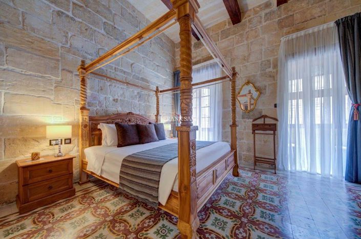 Image No.13-5 Bed Property for sale