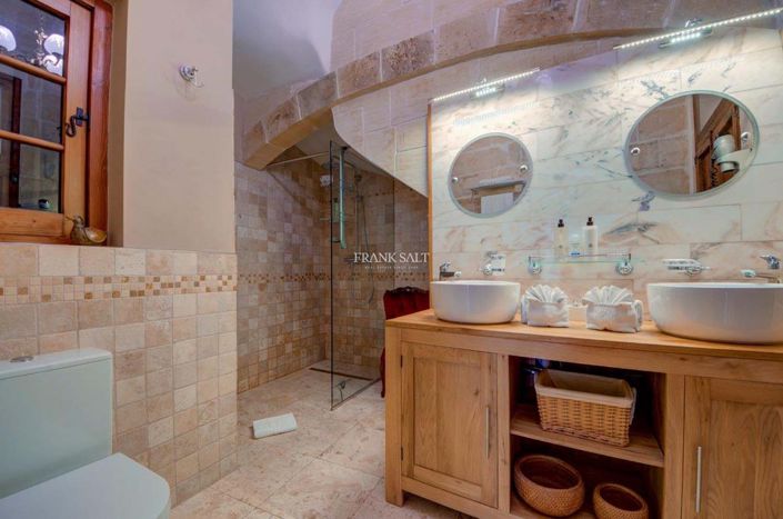 Image No.16-5 Bed Property for sale