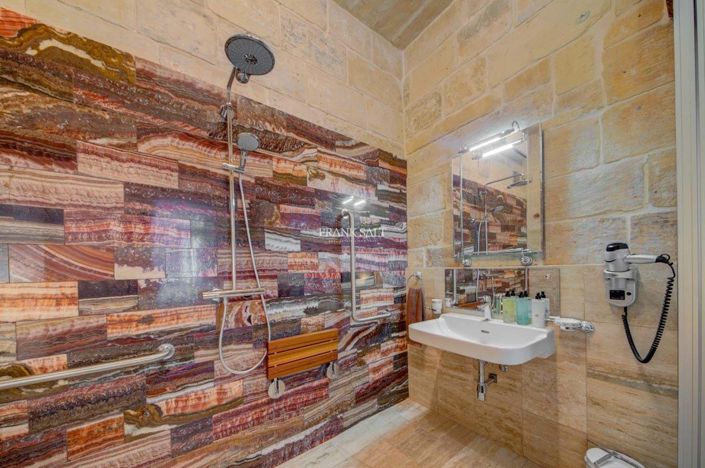 Image No.22-5 Bed Property for sale