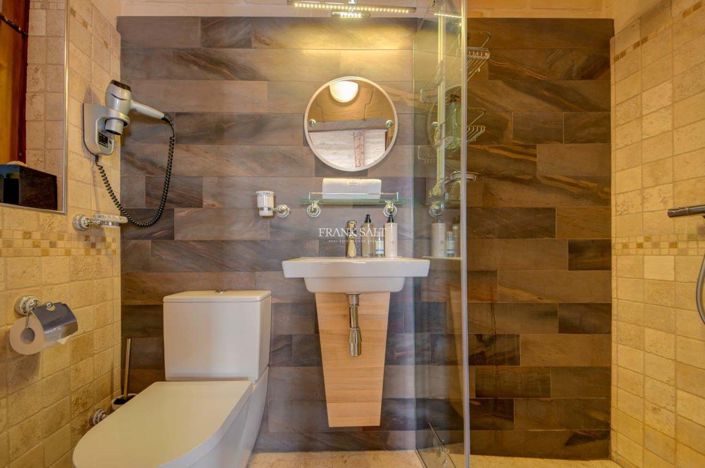 Image No.27-5 Bed Property for sale