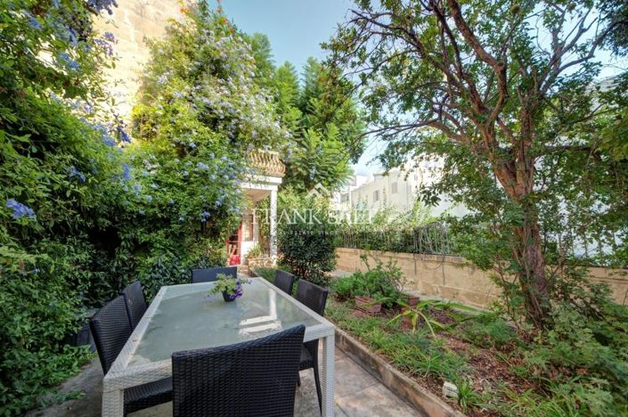 Image No.1-6 Bed Townhouse for sale