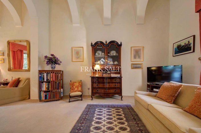 Image No.11-6 Bed Townhouse for sale