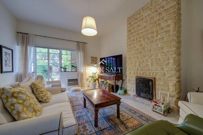 Image No.17-6 Bed Townhouse for sale