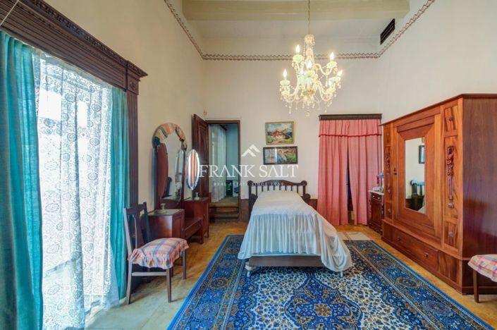 Image No.10-4 Bed Townhouse for sale