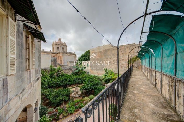 Image No.17-4 Bed Townhouse for sale