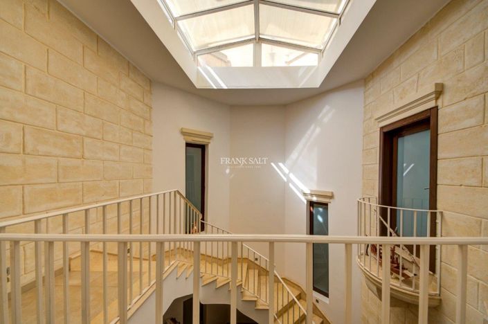 Image No.11-4 Bed Property for sale