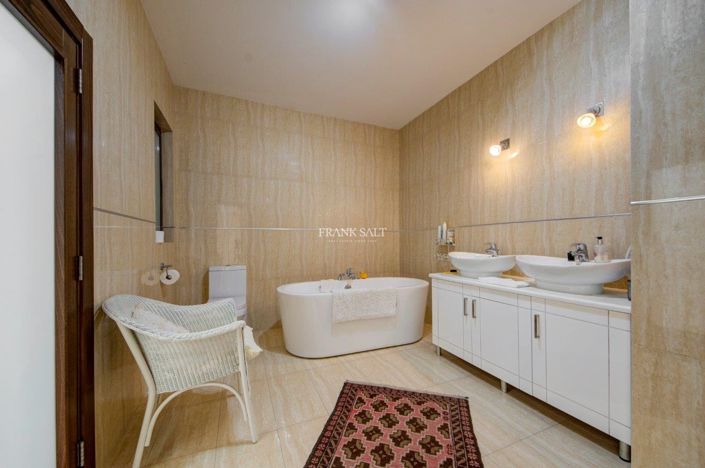 Image No.12-Propriété de 4 chambres à vendre à Ghajnsielem