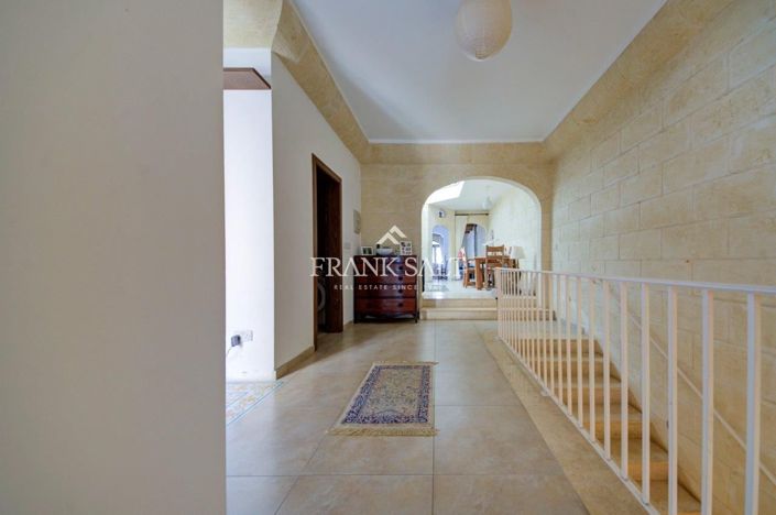 Image No.18-4 Bed House for sale