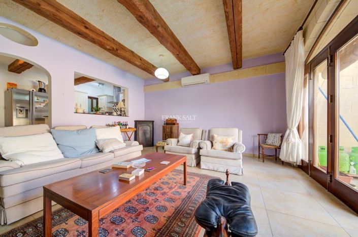 Image No.5-Propriété de 4 chambres à vendre à Ghajnsielem