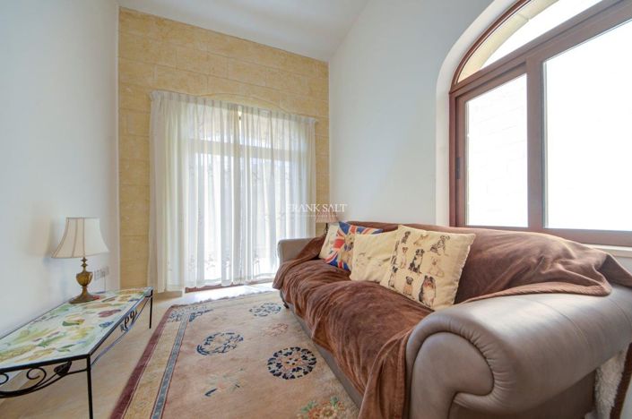 Image No.8-Propriété de 4 chambres à vendre à Ghajnsielem