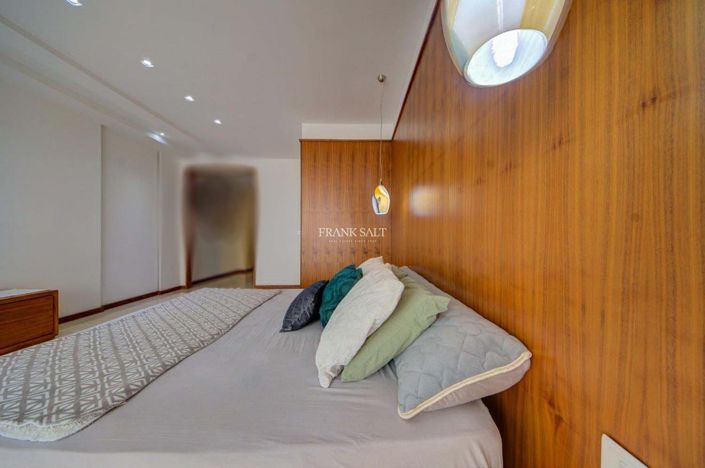 Image No.14-3 Bed Property for sale