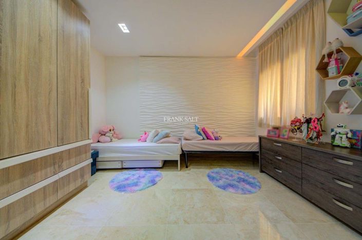 Image No.17-3 Bed Property for sale