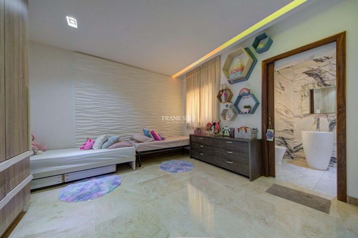 Image No.18-3 Bed Property for sale