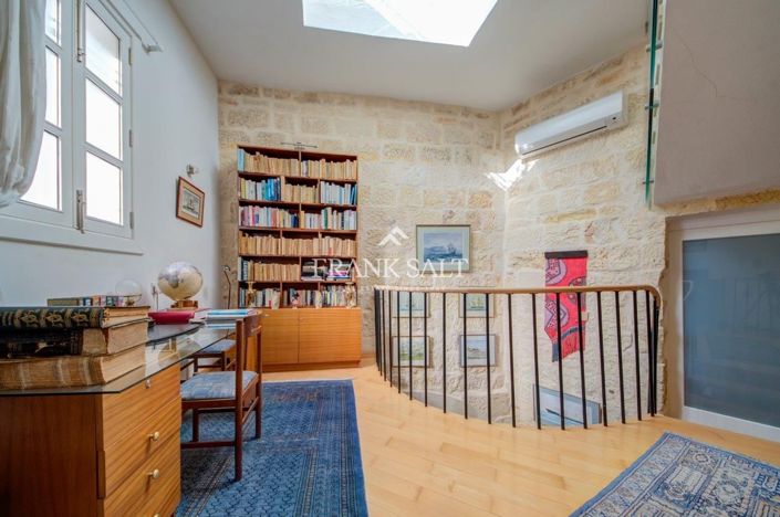 Image No.108-5 Bed Farmhouse for sale