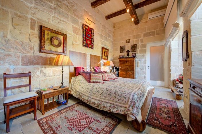 Image No.109-5 Bed Farmhouse for sale