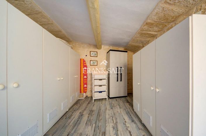 Image No.122-5 Bed Farmhouse for sale