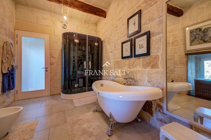 Image No.126-5 Bed Farmhouse for sale