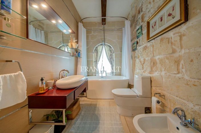 Image No.128-5 Bed Farmhouse for sale