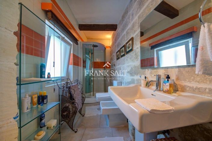 Image No.130-5 Bed Farmhouse for sale