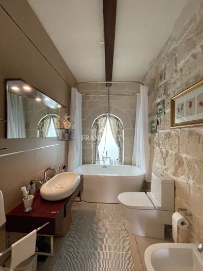 Image No.80-5 Bed Farmhouse for sale