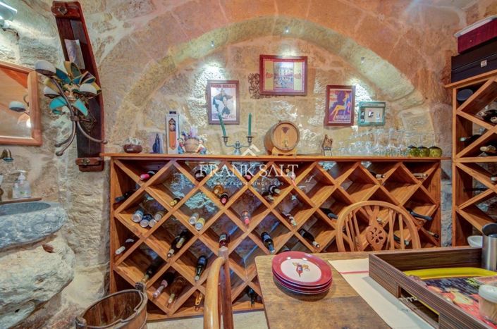 Image No.83-5 Bed Farmhouse for sale