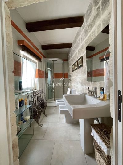 Image No.84-5 Bed Farmhouse for sale