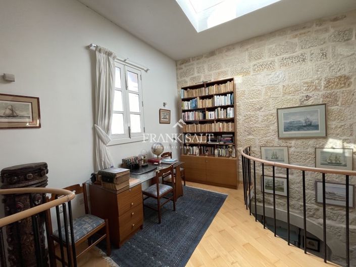 Image No.86-5 Bed Farmhouse for sale