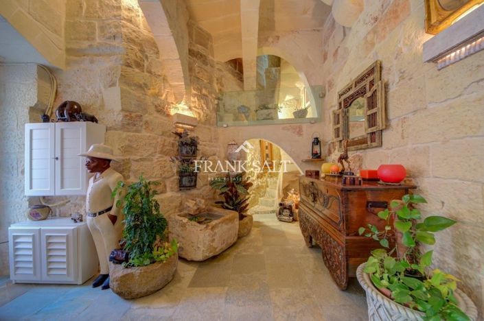 Image No.94-5 Bed Farmhouse for sale