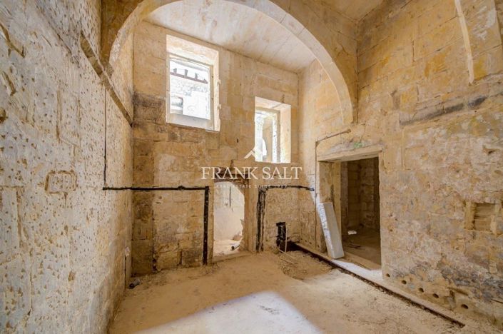 Image No.18-6 Bed Townhouse for sale