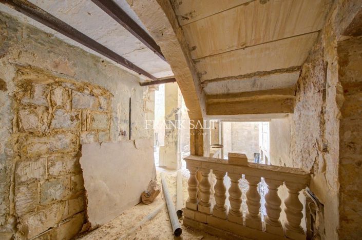 Image No.22-6 Bed Townhouse for sale