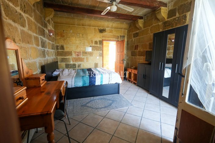 Image No.12-4 Bed Farmhouse for sale