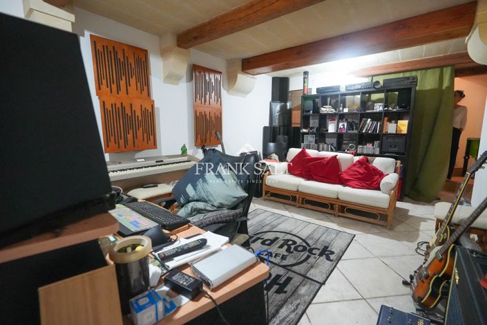 Image No.15-4 Bed Farmhouse for sale