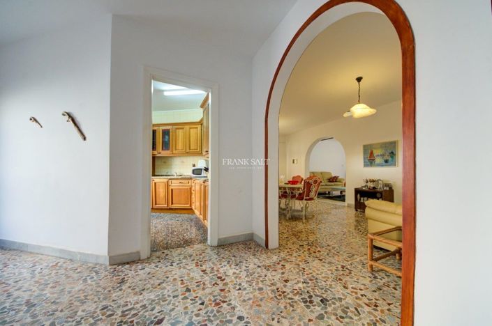 Image No.12-4 Bed Property for sale