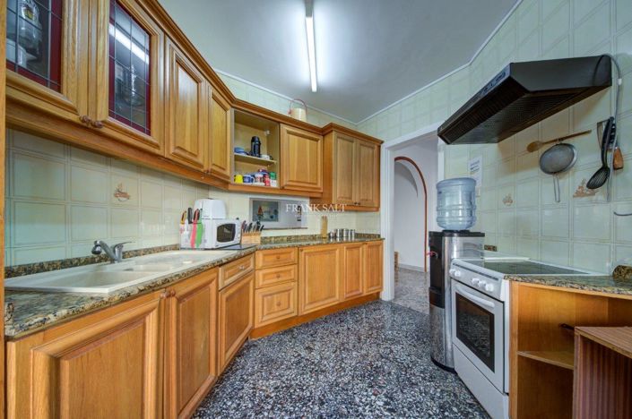 Image No.2-4 Bed Property for sale