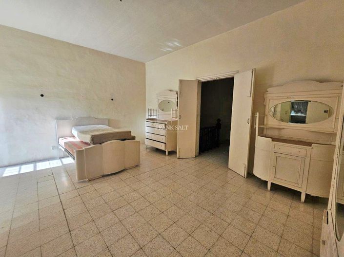 Image No.12-3 Bed Property for sale