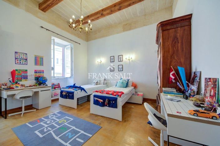 Image No.19-3 Bed Townhouse for sale