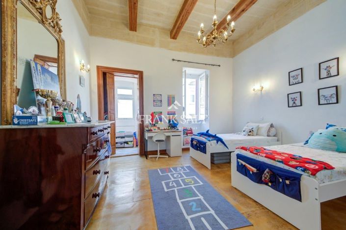 Image No.20-3 Bed Townhouse for sale