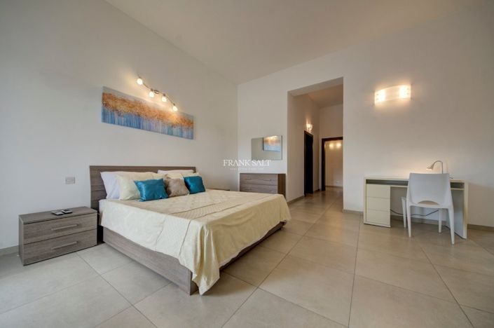 Image No.14-3 Bed Property for sale