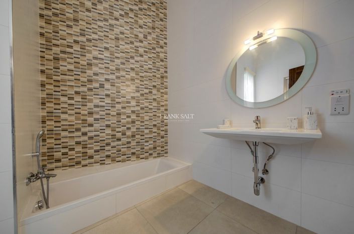 Image No.25-3 Bed Property for sale