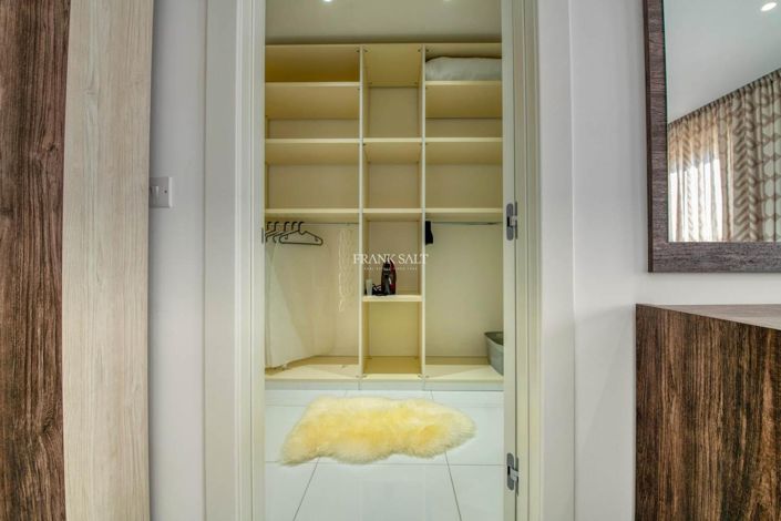 Image No.11-3 Bed Property for sale