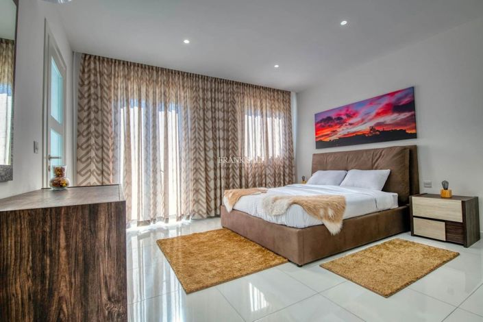 Image No.8-3 Bed Property for sale