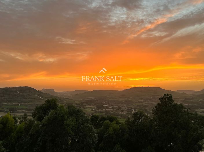 Image No.17-4 Bed Farmhouse for sale