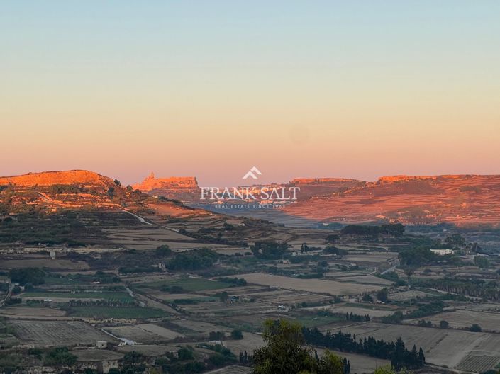 Image No.18-4 Bed Farmhouse for sale