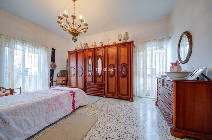 Image No.11-3 Bed Property for sale