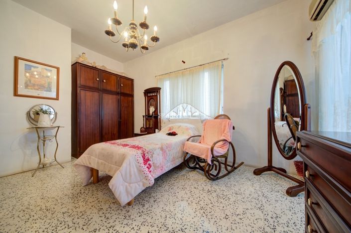 Image No.12-3 Bed Property for sale